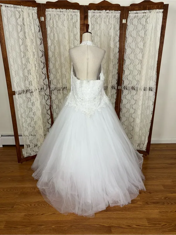 Beautiful Vintage Y2K David’s Bridal Halter Tulle Wedding Gown - Image 4