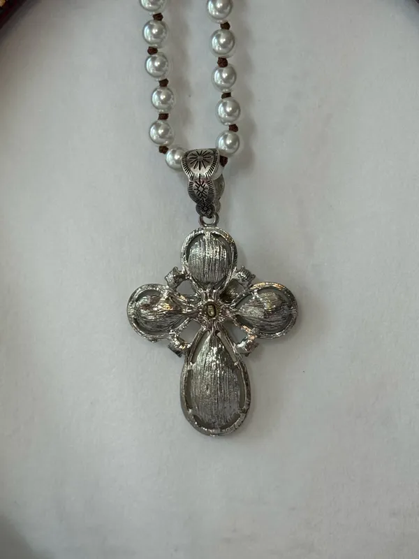 Crystal cross necklace on fashion pearl chain - Image 4