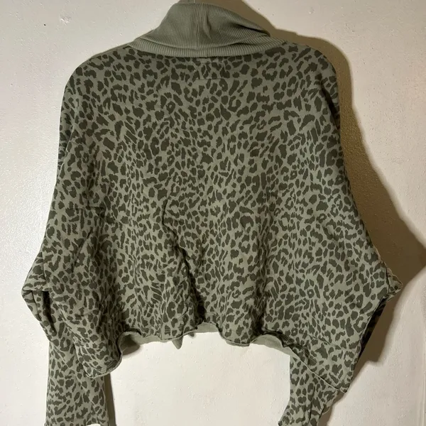 American Eagle Turtle Neck Crop Sweatshirt Size M - Image 2
