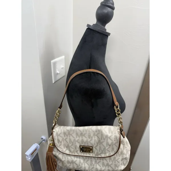 Michael Kors White Jet Set Item Signature Medium Tassel Flip Top Shoulder Bag - Image 3