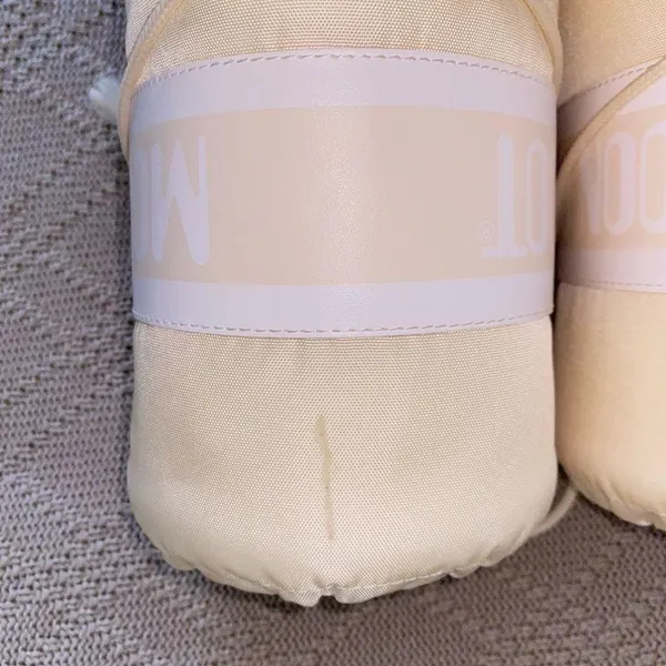 Moon boots Size 7 - Image 6