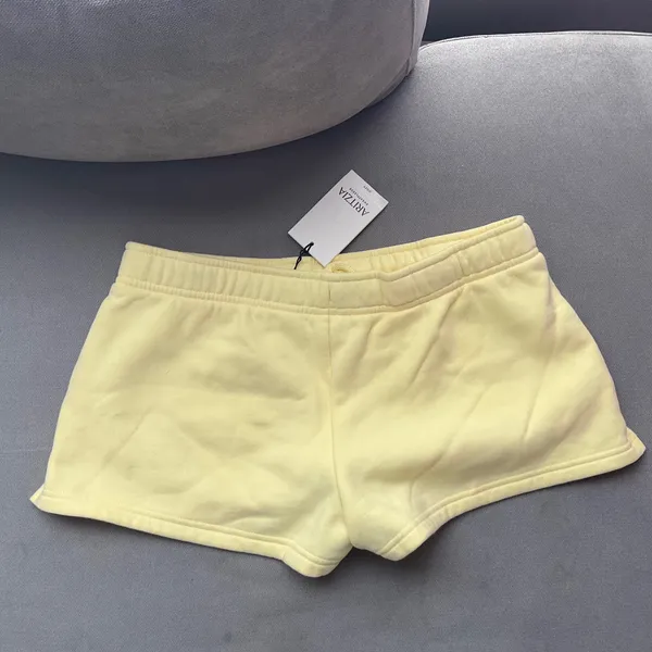 Aritzia Cozy Sweatfleece Boyfriend Lo-Rise Mini Short Lemonade S - Image 4