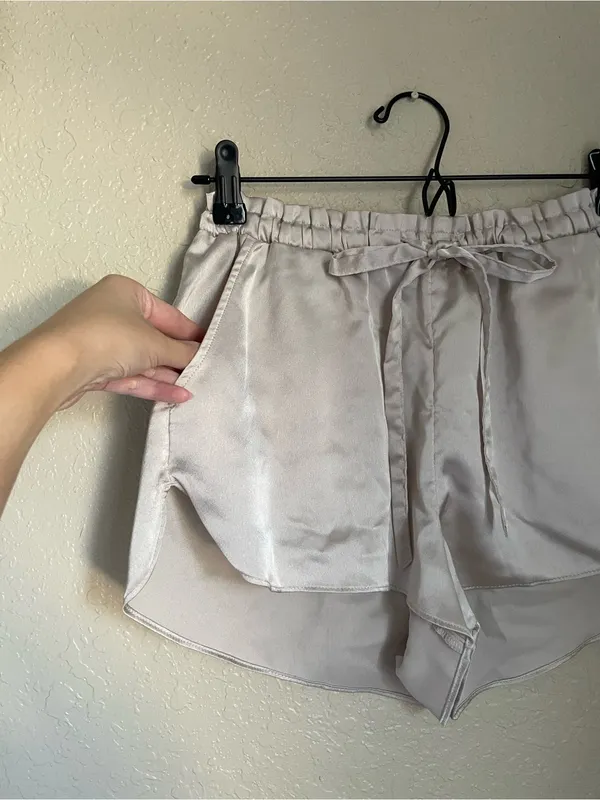Abercrombie & Fitch Satin Sleep Shorts Size S Champagne Cream Flowy Fluttery - Image 5