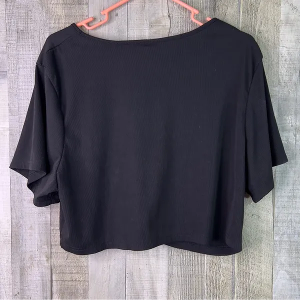 Shein Curve 4XL Cropped Ribbed V-Neck Short Sleeve Black Top - Image 3