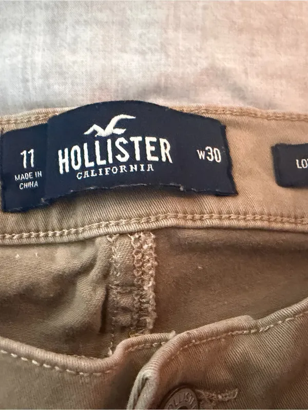 Hollister Tan Low-Rise Casual Shorts - Image 2