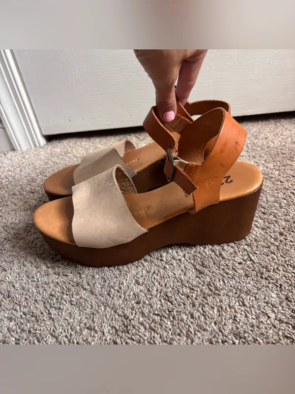 220V Italian Leather Beige Nubuck Wood Wedge Sandals Size 41 Beautiful 220V - Image 5