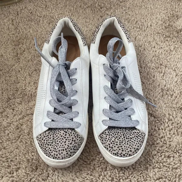 Universal Threads star sneaker with leopard print and silver laces - Image 2