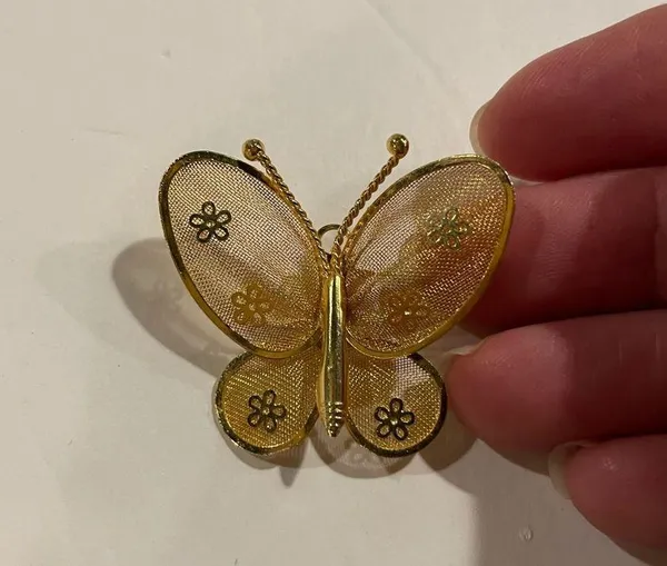 Adorable Little golden butterfly mesh pendant pin vintage - Image 8
