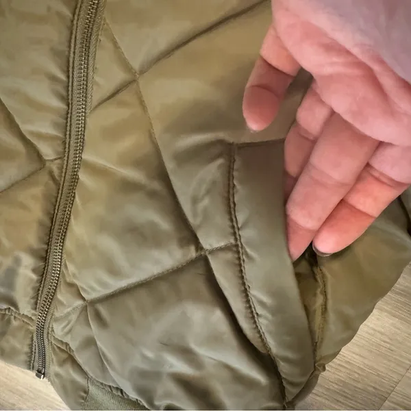 Dickies women’s quilted and lined puffer vest size Small - Image 6