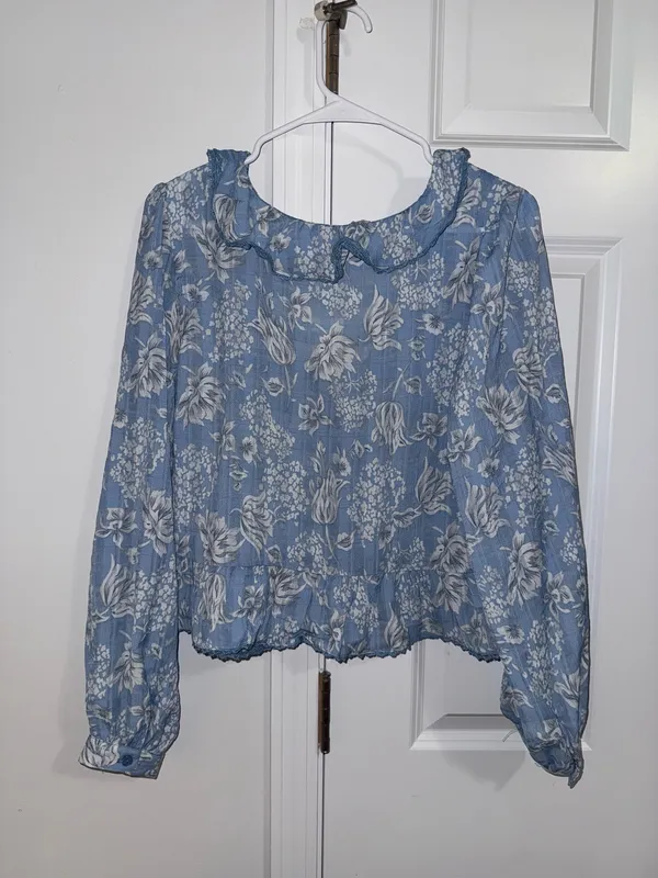 Macy's Light Blue Floral Ruffle Blouse - Image 7