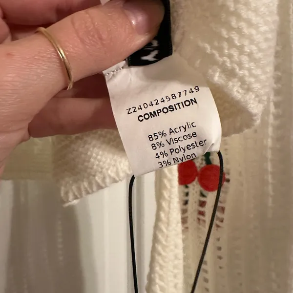 NWT Yozy Cherry Embroidered White Sweater Size L - Image 4