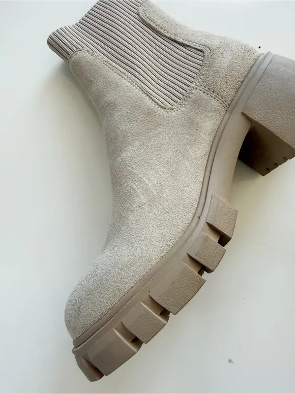 NWOT Steve Madden Hayle Leather Chunky Chelsea Boots Size 7.5 - Sand - Image 4