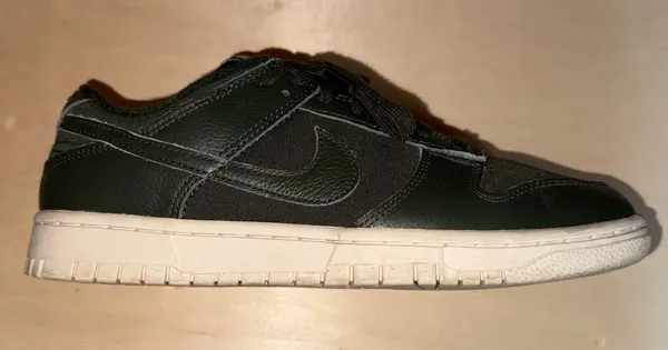 Men’s Forest Green Nike Shoes 9.5 - Image 3