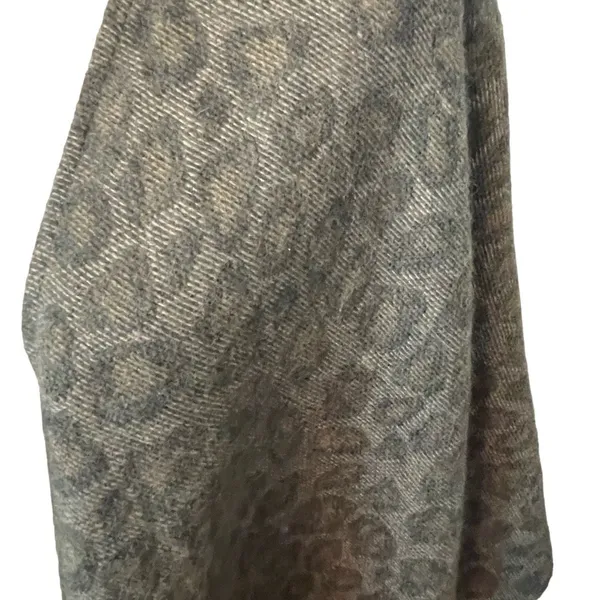 Woolrich Sweater Wrap Gray Leopard One Size EUC Cardigan - Image 3