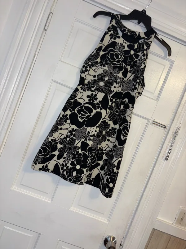 Zara Basic White Black Sleeveless Fit and Flare Dress S Floral Cut Out Back - Image 4