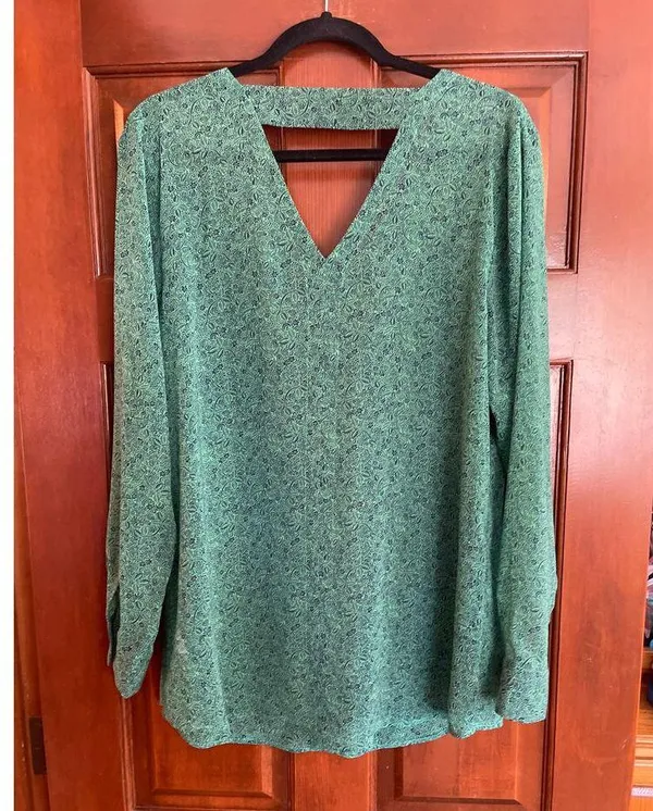 Cabi green and blue floral print blouse size large - Image 4