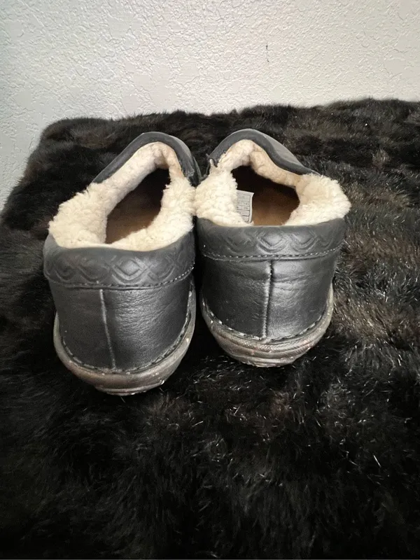 UGG Australia Bettey 1928 Black Leather Sheepskin Lined Loafers Women Sz 7 - Image 5