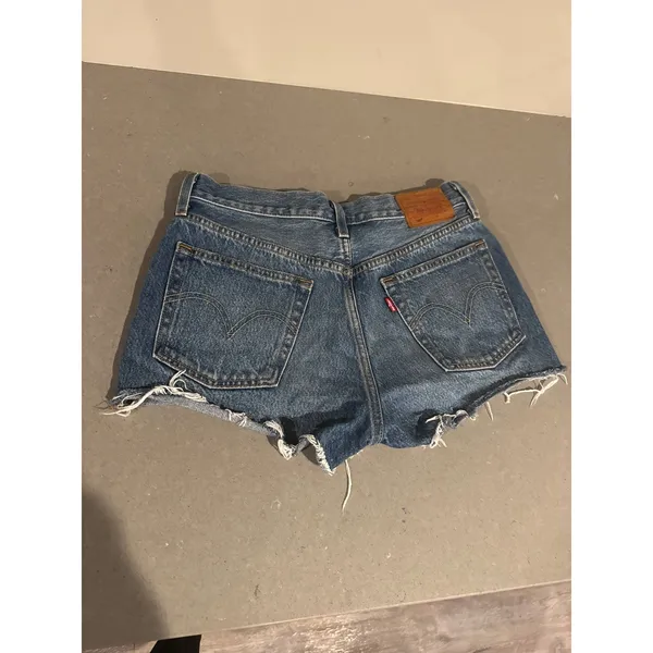 Women's Levi's 501 Denim Shorts Size:‎ 27 - Image 3