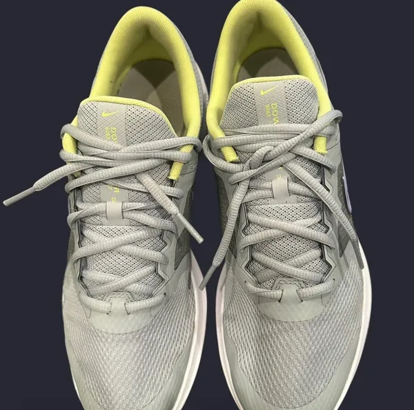 Nike light gray and green sneakers size 7 - Image 3