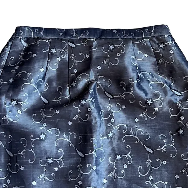 Beautiful Silver Embroidered Midi‎ Skirt Size XL - Image 3