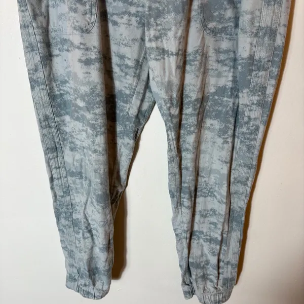 Athleta Farallon Camo Print Joggers Size‎ Large - Image 3