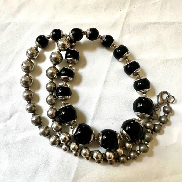 Black and silver tone beaded necklace - Image 6