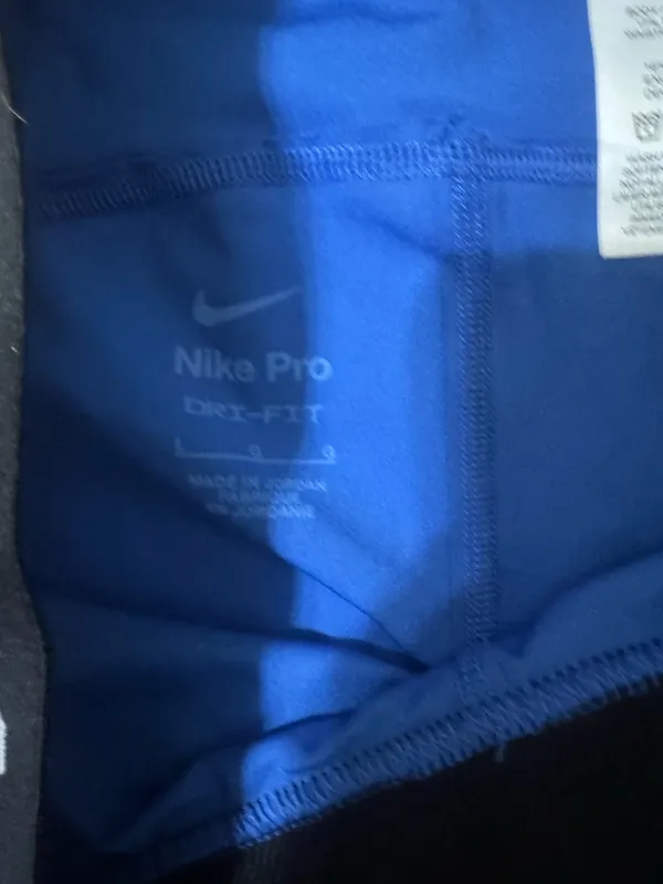 Nike pro shorts size large  - Image 3