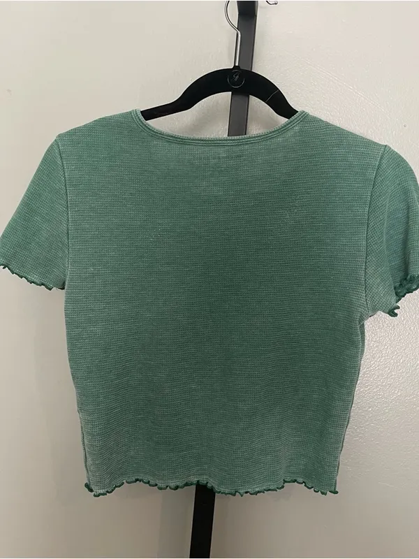 American Eagle Green Cropped Top with Lettuce Ruffle Hem Size Medium - Image 3