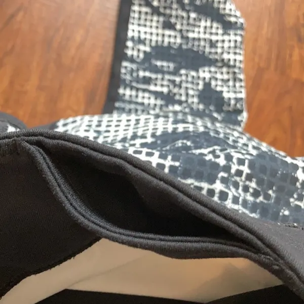 Under Armour‎ fitted Capri leggings black and white size medium - Image 7