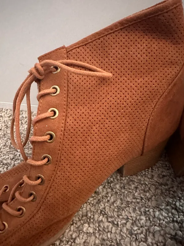 Quipid Short brown-tan boots with laces - Image 3