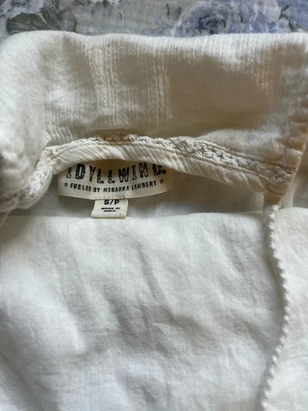 Idyllwind cream & white embroidered halter crop top with ruffles in a S #halter #embroidered - Image 2