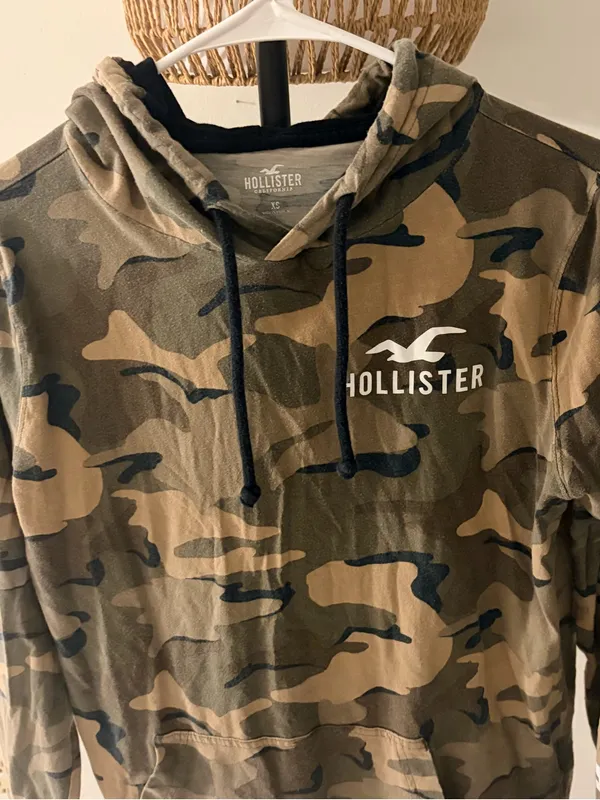 Hollister Men's Camo Pullover Hoodie in Green/Brown/Black - Image 2