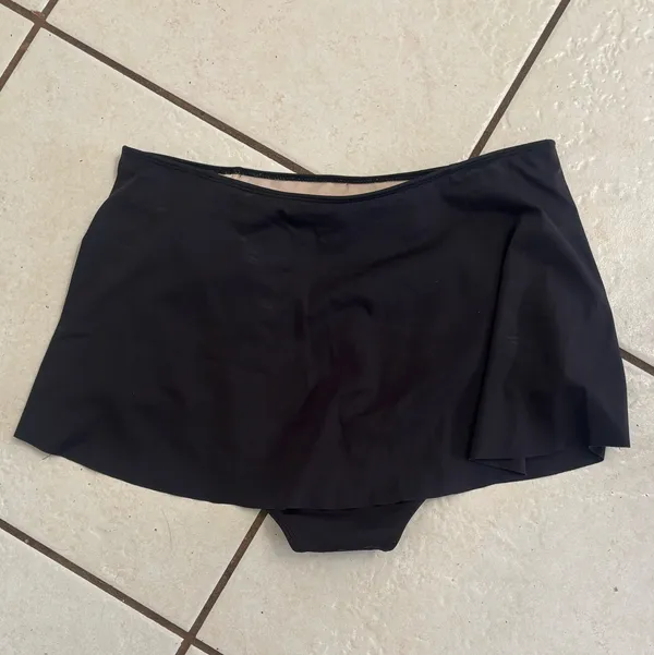 Large Kortni Jeane solid black high-waisted vintage-inspired skirted swim bottoms - Image 2