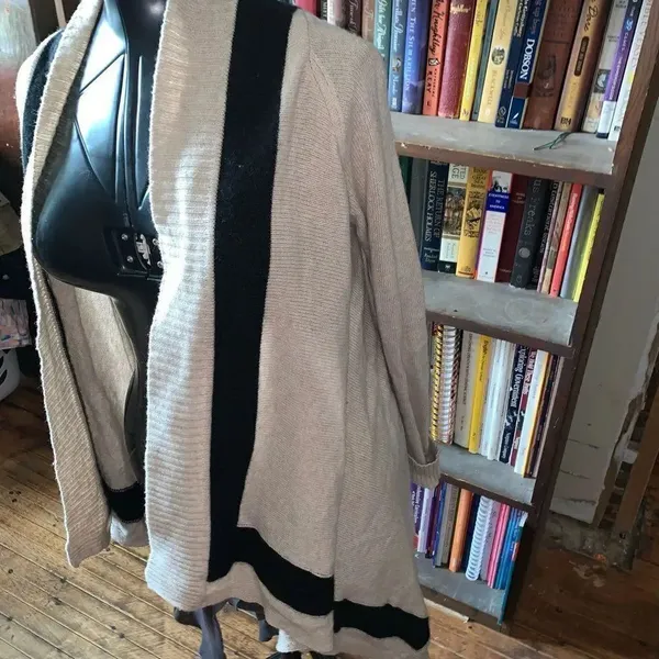 Banana Republic cream and black merino wool cashmere blend S cardigan - Image 4