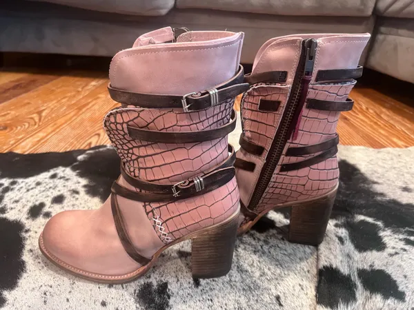 FREEBIRD by Steven NWOT Crocodile Bakers Discontinued Color booties - Image 2
