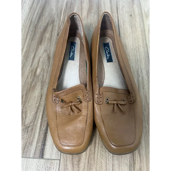 Vtg Clarks Wm 8M Genuine Leather 76946 Tan Brown Flat Loafers Square Toe Bow - Image 2