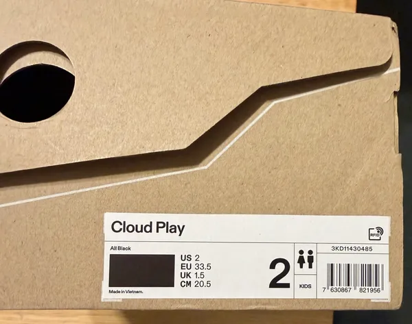 On Cloud Play Youth 2 pre-owned Black - please see pic left shoe appears to have stitching knicked and can see wear on bottom - Image 6