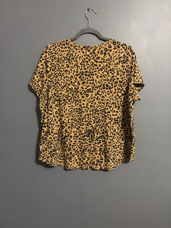 Old navy “everywhere” animal print brown v-neck tee size XL - Image 4