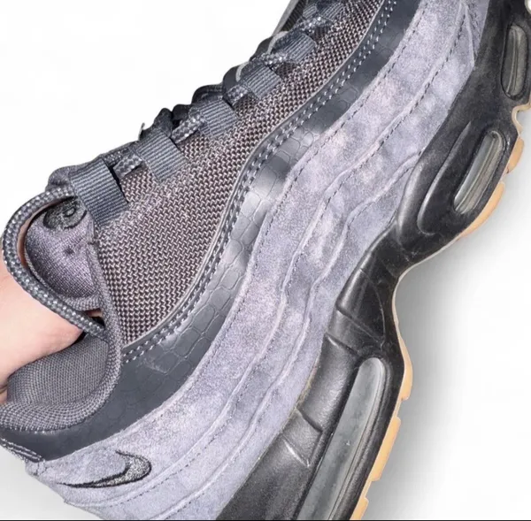 Men’s Nike Size 8 Air Max 95 SE Grey Trainers - Image 4