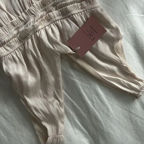 NWT Storia Champagne Plunge Neck Silky Top‎ - Image 3