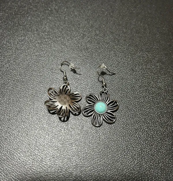 Southwestern Faux Turquoise Flower Dangle Earrings Silver Tone Boho - Image 2