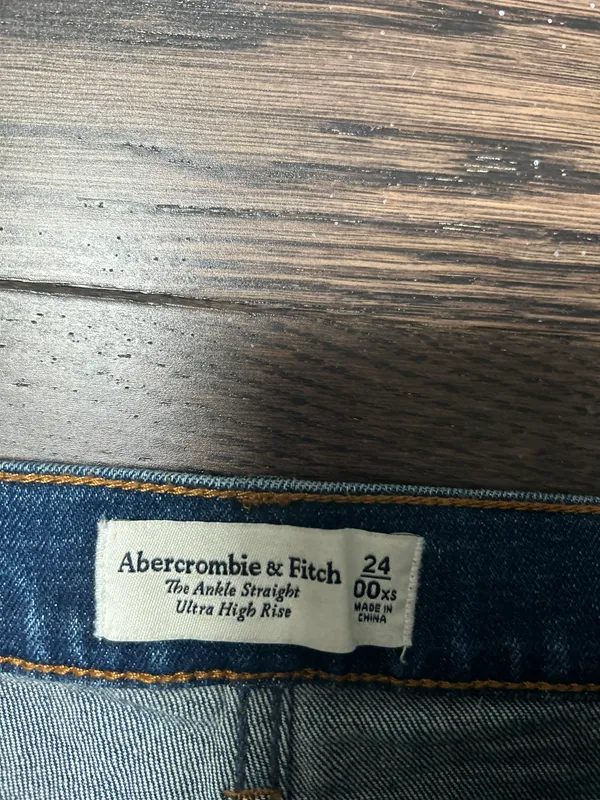 Abercrombie Ultra High Rise Ankle Straight - Image 3