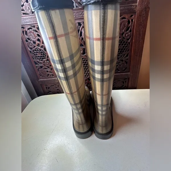 Burberry Women's Calf Rubber Rain Boots Size 5. Authentic. - Image 6