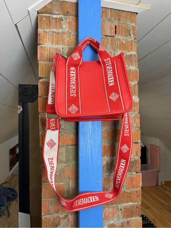 Steve Madden Bwebber Red Logo Strap Crossbody Bag - Image 4