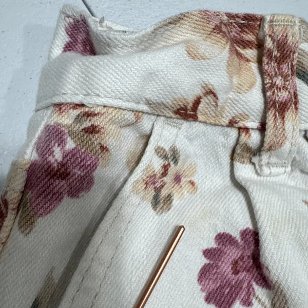 American Eagle Mom Short Womens 4 High Waist Cuffed Pleated Off White Floral - Image 6