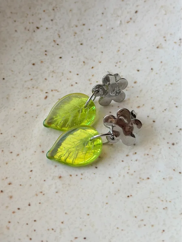 Handmade fairy forest vintage retro aesthetic style Czech glass big leaf dangle earrings🍃💚 - Image 4