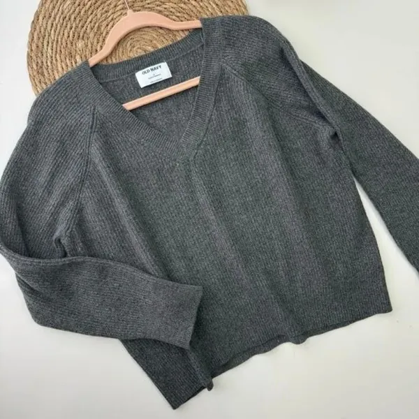 Old Navy NWT Gray V-Neck Knit Long‎ Sleeve Sweater Top Size Medium - Image 2