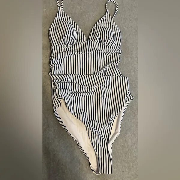 NWT CUPSHE One Piece Swimsuit Tummy Control V white blue vertical stripes size S - Image 4