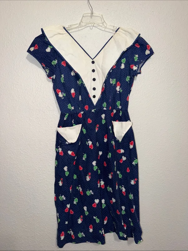 vintage 70s blue novelty print dress white V-shaped collar, buttons heart motifs - Image 2