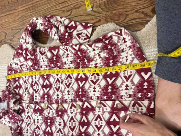 NWTs Ariat Fillmore Shirt Jacket in Burgundy and Cream Aztec Pattern, Size M - Image 8